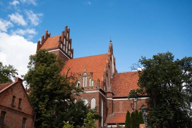 Gniew, Polonya 22 Ağustos 2025 Pomerania 'daki kırmızı tuğla gotik Aziz Nicholas Kilisesi