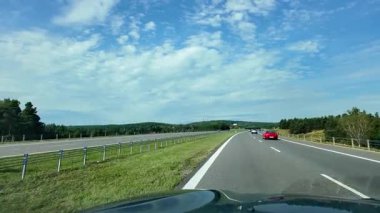 Checiny, Polonya, 15 Eylül 2025, ufukta Checiny Castle harabeleri ile E77 otoyolunda araba sürerken pov görüntüsü