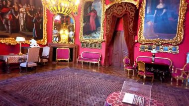 Kozlowka Zamoyski Sarayı 'nın yanında Jan Lampi, Jan Buchbinder, Max Willmann ve diğerlerinin eserleri ve resimleriyle dolu bir oda var.