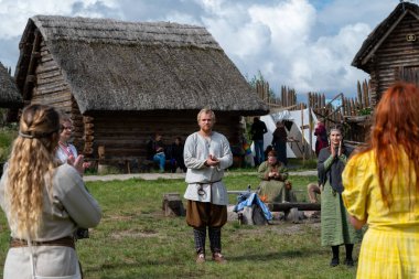 Owidz, Polonya, 24 Ağustos 2025 Slav kültürü ve geleneksel yeniden canlandırma etkinliği eski güçlendirilmiş yerleşim bölgesinde katılımcılar