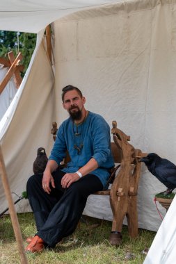 Owidz, Polonya, 24 Ağustos 2025 Slav kültürü ve geleneksel yeniden canlandırma etkinliği eski güçlendirilmiş yerleşim bölgesinde katılımcılar