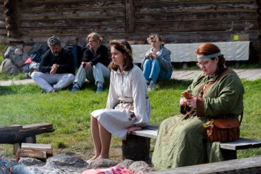 Owidz, Polonya, 24 Ağustos 2025 Slav kültürü ve geleneksel yeniden canlandırma etkinliği eski güçlendirilmiş yerleşim bölgesinde katılımcılar