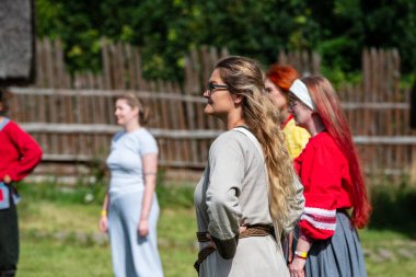 Owidz, Polonya, 24 Ağustos 2025 Slav kültürü ve geleneksel yeniden canlandırma etkinliği eski güçlendirilmiş yerleşim bölgesinde katılımcılar