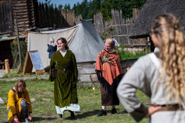 Owidz, Polonya, 24 Ağustos 2025 Slav kültürü ve geleneksel yeniden canlandırma etkinliği eski güçlendirilmiş yerleşim bölgesinde katılımcılar