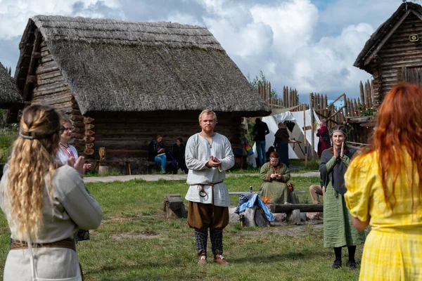 Owidz, Polonya, 24 Ağustos 2025 Slav kültürü ve geleneksel yeniden canlandırma etkinliği eski güçlendirilmiş yerleşim bölgesinde katılımcılar