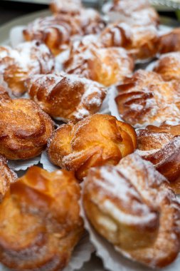 Bir iş etkinliğinde krem şanti ve choux pastasından yapılmış lezzetli kremalı pasta tepsisi.