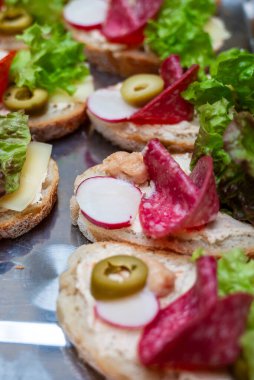 Bir şirket etkinliğinde bir tepsi lezzetli kanepe.