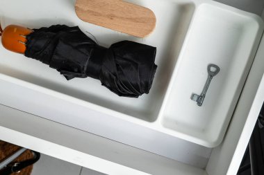 Anahtar, şemsiye ve elbise fırçası olan beyaz koridor çekmecesi - üst görünüm