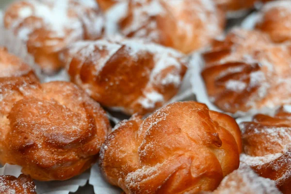 Bir iş etkinliğinde krem şanti ve choux pastasından yapılmış lezzetli kremalı pasta tepsisi.