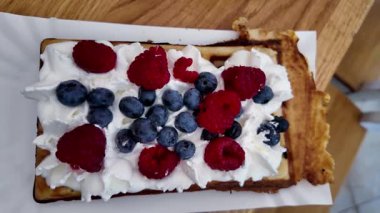 Krem şanti ve böğürtlenli waffle