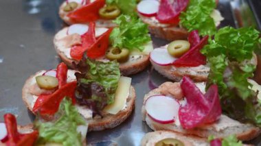 Kurumsal bir etkinlikte bir tepsi lezzetli kanepe