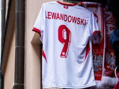 Varşova, Polonya, 11 Kasım 2025 Polonya 'dan hatıra - Robert Lewandowski' nin 9 numaralı ulusal takım tişörtü