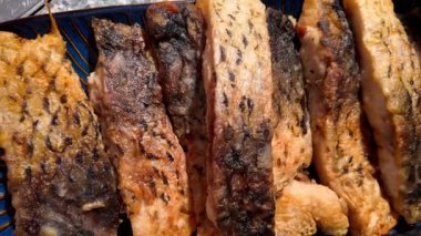 Altın sarısı sazan bifteği tabakta servis edilir. Geleneksel Polonya Noel arifesi ('Wigilia') balık yemeği. yemek.