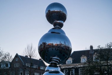 Amsterdam, Hollanda 15 Şubat 2026 Waterlife by Ronald A. Westerhuis Rembrandtplein. Paslanmaz çelik heykel şehir manzarasını ve yoldan geçenleri yansıtıyor.