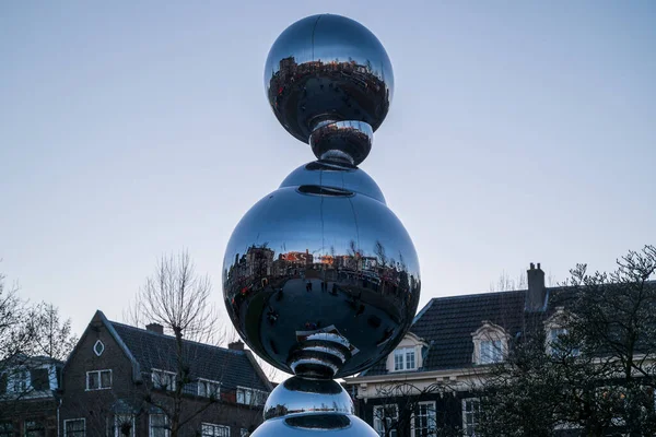 Amsterdam, Hollanda 15 Şubat 2026 Waterlife by Ronald A. Westerhuis Rembrandtplein. Paslanmaz çelik heykel şehir manzarasını ve yoldan geçenleri yansıtıyor.