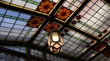 Amsterdam, Hollanda 17 Şubat 2026 tarihi vitray Moco Müzesi Amsterdam 'da modern sanatla buluştu. 1904 Villa Alsberg mimarisini şık tavan detayları ve lamba ile süslemek - gerçek zamanlı video panning