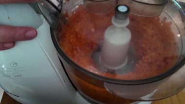 Canlı ve lezzetli bir karışım için protein paketlenmiş kırmızı mercimek ve tatlı yeşil bezelyeleri bir yemek işlemcisinde birleştirin. Aromatik baharatlarla ve dokuya kadar taze otlarla vurun. Küçük köfteler ve tavada kızartma şeklinde - gerçek zamanlı video