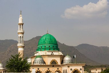 Bari İmam Tapınağı. Şah Abdul Latif Kazmi (1617-1705), Punjab 'lı bir Sufi mezhebiydi ve Qadiriyya tarikatının en önde gelen Sufi üyelerinden biriydi. Pakistan, İslamabad 'ın koruyucu azizi olarak saygı görüyor..