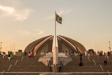 Pakistan Anıtı, Pakistan 'ın İslamabad kentindeki Shakarparian Tepeleri' nde bulunan ulusal bir anıt ve miras müzesidir. Anıt, Pakistan halkının birliğini sembolize etmek için inşa edildi.. 
