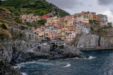 Manarola 'nın Klasik Manzarası, Cinque Terre, İtalya - Denize yakın Dramatik Kayalık Kaya oluşumundaki Renkli Evler