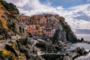 Manarola 'nın Klasik Manzarası, Cinque Terre, İtalya - Denize yakın Dramatik Kayalık Kaya oluşumundaki Renkli Evler