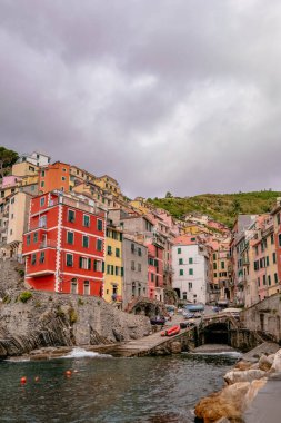 Klasik ve Kartpostal Mükemmel Görünüm - Renkli Geleneksel Evler - Riomaggiore, Cinque Terre, İtalya