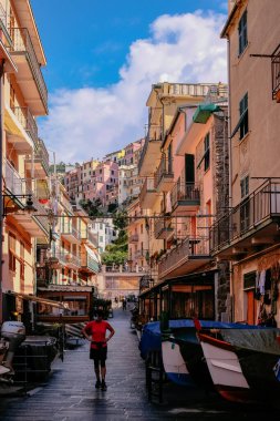 Klasik ve Kartpostal Mükemmel Görünüm - Renkli Geleneksel Evler - Riomaggiore, Cinque Terre, İtalya