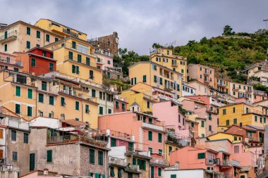 Klasik ve Kartpostal Mükemmel Görünüm - Renkli Geleneksel Evler - Riomaggiore, Cinque Terre, İtalya