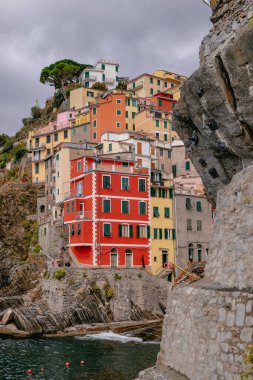 Klasik ve Kartpostal Mükemmel Görünüm - Renkli Geleneksel Evler - Riomaggiore, Cinque Terre, İtalya
