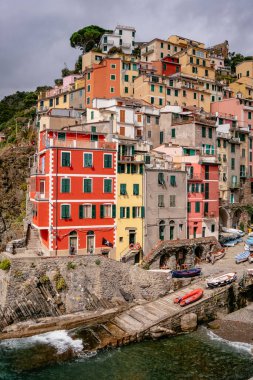 Klasik ve Kartpostal Mükemmel Görünüm - Renkli Geleneksel Evler - Riomaggiore, Cinque Terre, İtalya