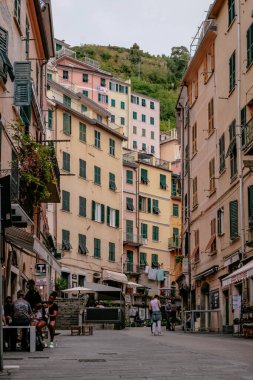 Klasik ve Kartpostal Mükemmel Görünüm - Renkli Geleneksel Evler - Riomaggiore, Cinque Terre, İtalya