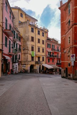 Klasik ve Kartpostal Mükemmel Görünüm - Renkli Geleneksel Evler - Riomaggiore, Cinque Terre, İtalya