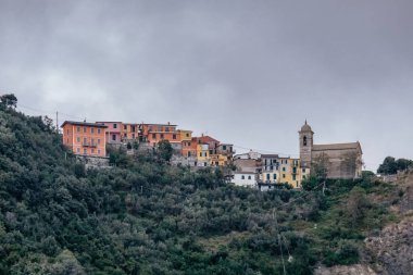 Corniglia, Cinque Terre, Ital 'deki Yeşil Dağların tepesindeki ıssız küçük bir köyden görüntü