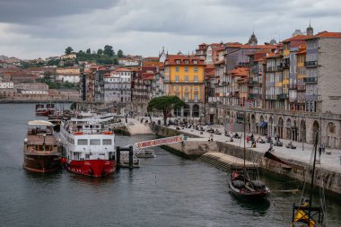 Douro Nehri 'nde demirlemiş turizm tekneleri olan Ribeira Bölgesi - Yağmurlu Bulutlu Gök - Porto, Portekiz