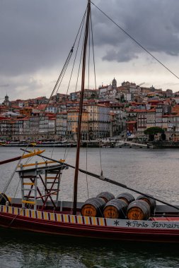 Geleneksel ve Iconic Rabelo tekneleri Douro Nehri 'nde demirlediler - Yağmurlu Bulutlu Gökyüzü - Porto, Portekiz