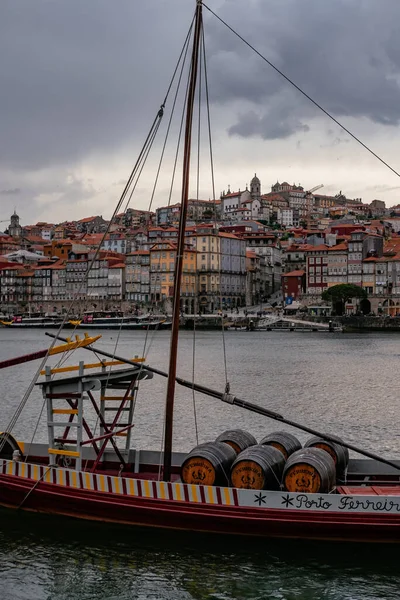 Geleneksel Iconic Rabelo Tekneleri Douro Nehri Nde Demirlediler Yağmurlu Bulutlu — Stok fotoğraf