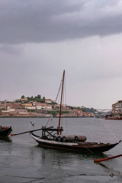 Geleneksel ve Iconic Rabelo tekneleri Douro Nehri 'nde demirlediler - Yağmurlu Bulutlu Gökyüzü - Porto, Portekiz