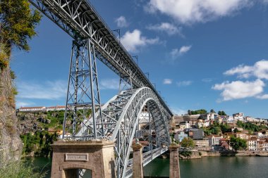 Dom Luis Köprüsü - Portekiz 'in Porto ve Vila Nova de Gaia şehirleri arasında Douro Nehri boyunca uzanan çift katlı metal kemer köprüsü