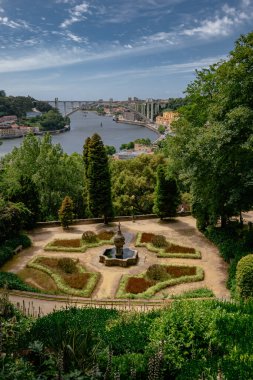 Douro Nehri üzerindeki Arrabida Köprüsü 'ne Parktaki Güzel Bahçe' den bakın - 