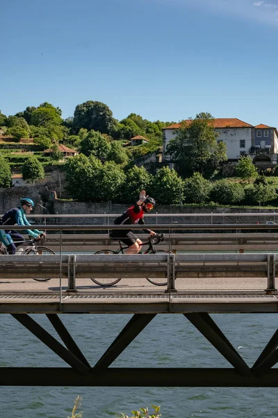 Ciclistas Passando Por Uma Ponte Sobre Rio Douro Porto Portugal — Fotografia de Stock