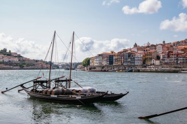 Porto, Portekiz 'deki Douro Nehri' nde Geleneksel Tekneler ve Dom Luis Köprüsü ile Ribeira 'nın Panorama Manzarası