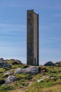 Arka planda Dağları olan Vahşi Sahil Kıyısı 'nda Eski Beton Radyo Beacon Viana do Castelo, Portekiz