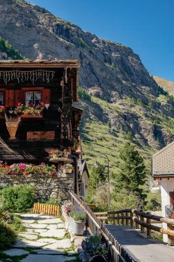 Arka planda Alp Dağları olan güzel Picturesque Tahta Otel - Zermatt, İsviçre