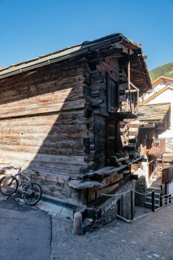 İsviçre 'nin Zermatt bölgesindeki bir Alp Vadisindeki Eski Köy Evleri; Ahşap çobanın evleri, Dağlar, Kırsal, Geleneksel