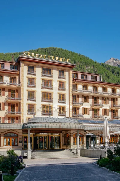 Beau Grand Hôtel Avec Montagnes Des Alpes Arrière Plan Zermatt — Photo