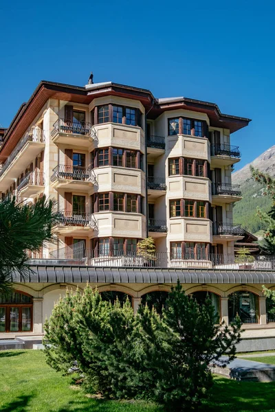 Beau Grand Hôtel Avec Montagnes Des Alpes Arrière Plan Zermatt — Photo