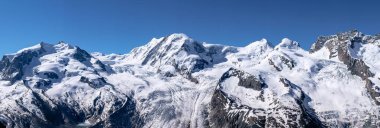 İsviçre ve İtalya sınırındaki Alp Dağı sırtı. Güzel panoramik İsviçre Alpleri dağ manzarası. Monte Rosa ve Gorner Buzulu, Zermatt, Canton Valais, Wallis, İsviçre.