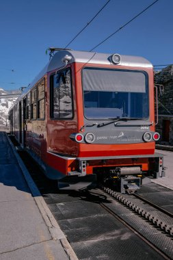 Gornergrat Bahn Matterhorn Demiryolu İkonik Kızıl Tren - Zermatt, Valais, İsviçre - İsviçre Alpleri