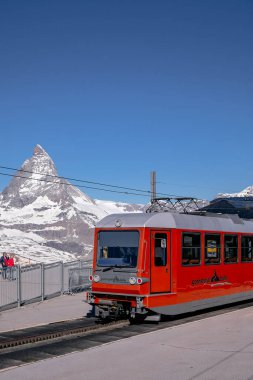 Gornergrat Bahn Matterhorn Demiryolu İkonik Kızıl Tren - Zermatt, Valais, İsviçre - İsviçre Alpleri