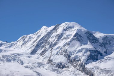 İsviçre ve İtalya sınırındaki Alp Dağı sırtı. Güzel panoramik İsviçre Alpleri dağ manzarası. Monte Rosa ve Gorner Buzulu, Zermatt, Canton Valais, Wallis, İsviçre.
